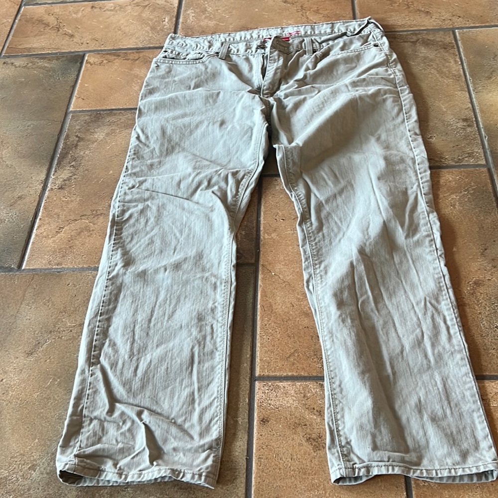KHAKI LEVI JEANS